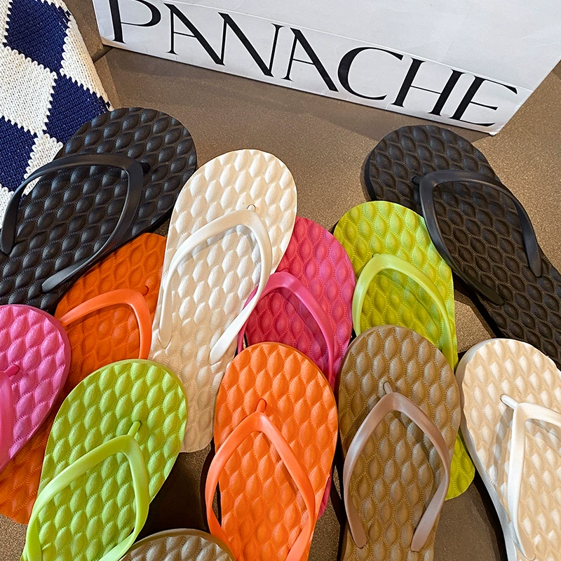 Простые пляжные сандалии женские новые летние 2024 новые сплошные шлепанцы для мужчин носить мягкие плоские холодные тапочки