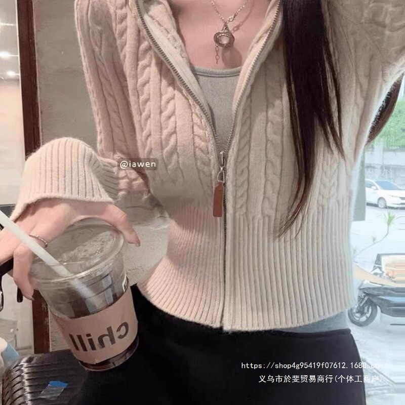 Gentle and elegant zippered cable-knit sweater jacket for women, autumn and winter, slim-fit, short style, suitable for petite figures, can be worn as a base layer, knitted cardigan Gentle and elegant zippered cable-knit sweater jacket for women, autumn and winter, slim-fit, short style, suitable for petite figures, can be worn as a base layer, knitted cardigan