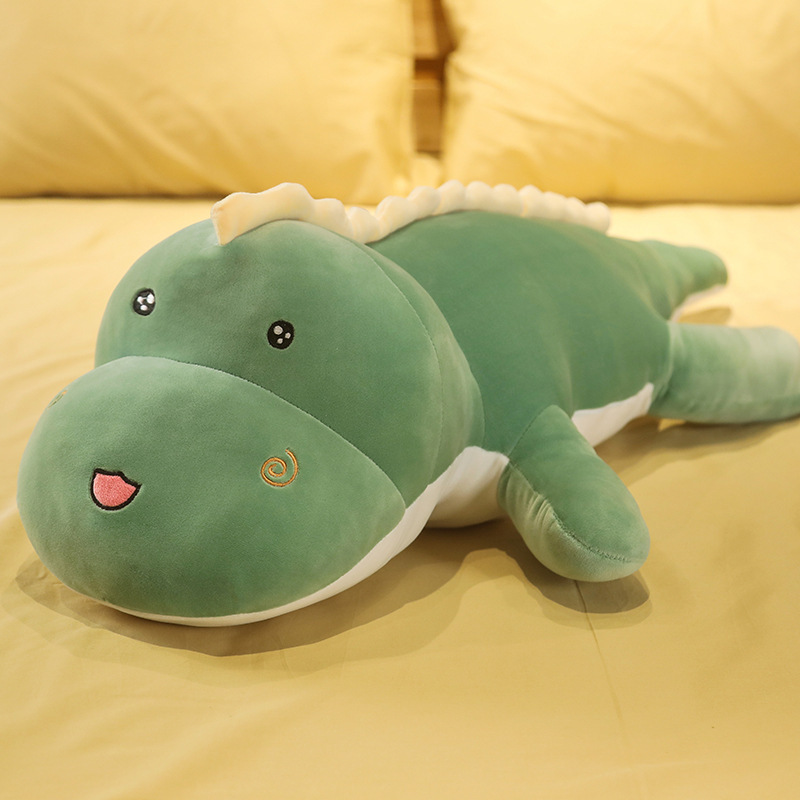 かわいい恐竜のぬいぐるみのベッドの上で寝ます。|undefined