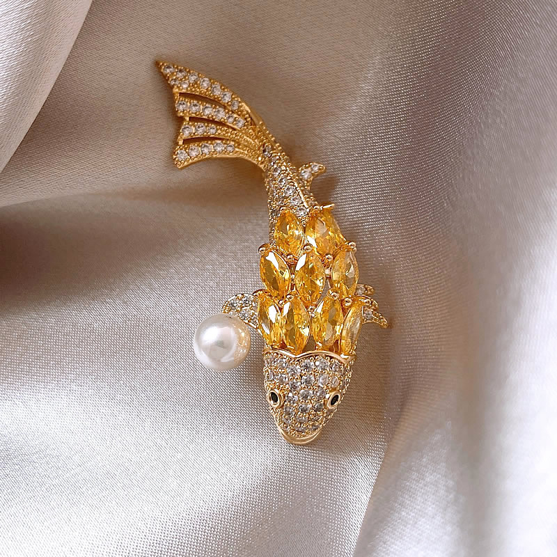 Koi Pearl Brooch 여성용 하이 엔드 센스 하이 엔드 틈새 버튼 안티 라이트 아티팩트 가슴 액세서리 여성용 코사이지 핀