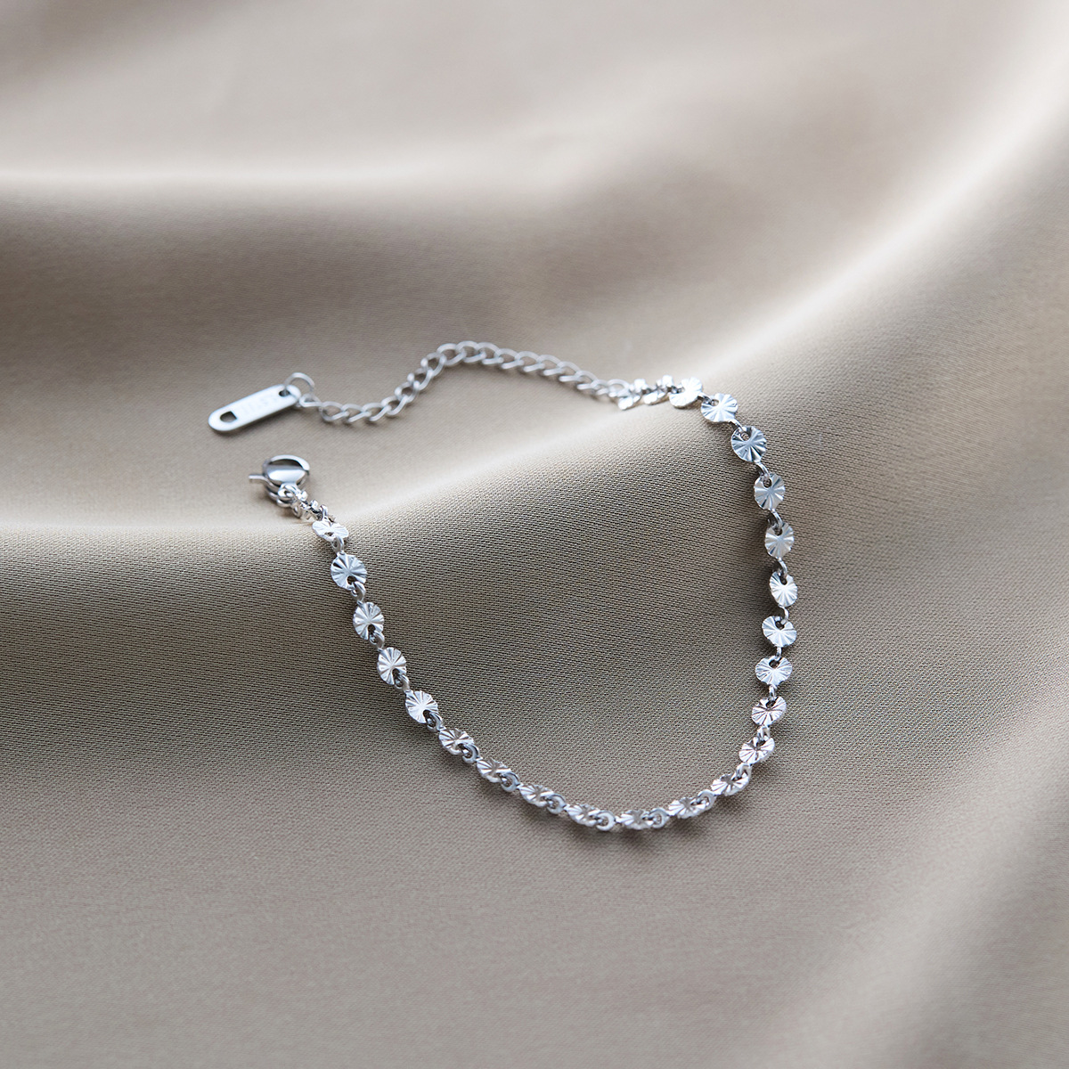 温鑑は色を落とさないで越境してよく売れているチタン鋼のブレスレットの女性の五葉の草はダイヤモンドのins風の個性の18kの真空の電気めっきを入れます。