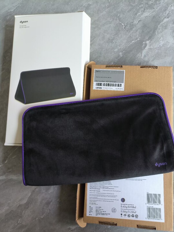 ダイソンのベルベットは風を吹いて、髪をまっすぐにして、荷物を収納して、携帯に便利な旅行カバンを持っています。|undefined
