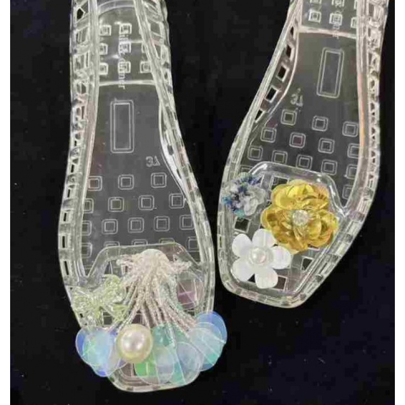 구름 아래 나비 (신발 제외)