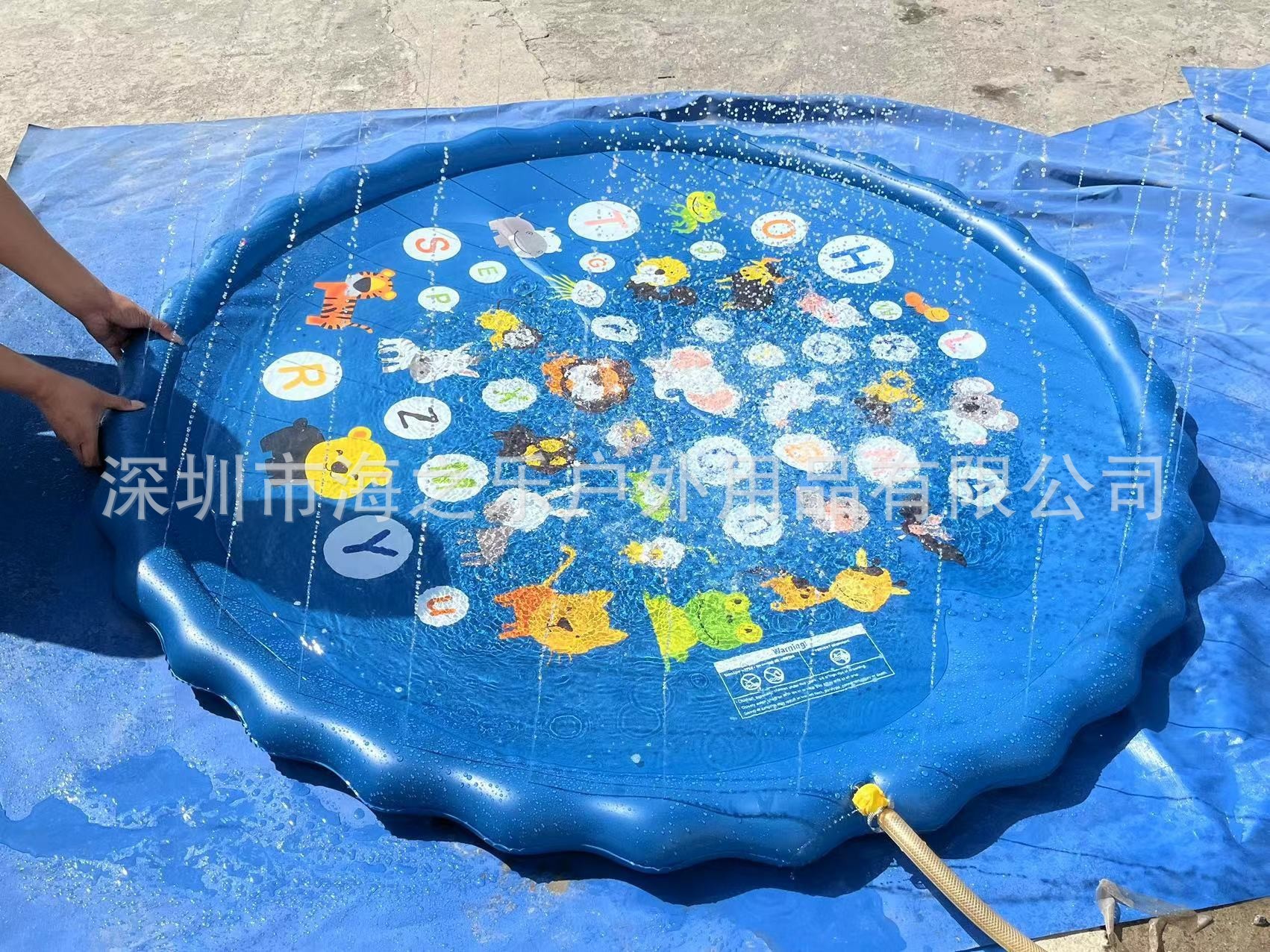 Fábrica en stock PVC infláble sprinkler cojín para niños sprinkler mascotas letras delfin infláble conveniente patio al aire libre