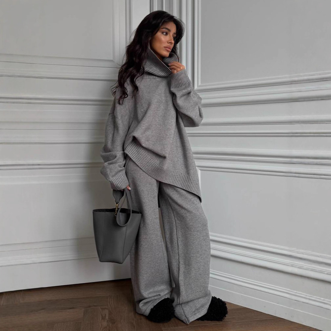 Completo composto da maglione oversize con collo alto e pantaloni larghi e fluidi - Completo due pezzi morbido da donna per autunno inverno in grigio, marrone e beige | S/M/L_voghion.com