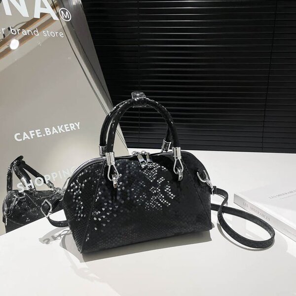 capacious retro fashionable one-shoulder bag