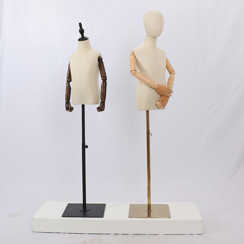 Modelo DE LOS NIÑOS apoyos tienda de ropa para niños enseñando modelo de medio cuerpo soporte de niños femeninos PANTALLA DE VENTANA DE LOS NIÑOS modelo de ropa