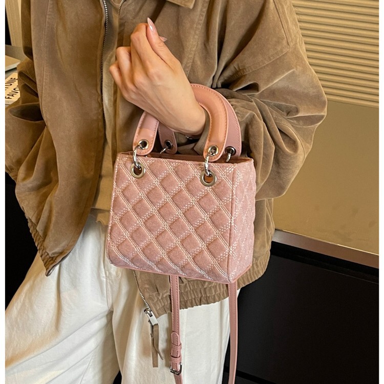 New classic embroidered diamond-patterned shoulder bag, Chanel-style handbag, Diana-style bag, versatile small bag for everyday use and commuting New classic embroidered diamond-patterned shoulder bag, Chanel-style handbag, Diana-style bag, versatile small bag for everyday use and commuting