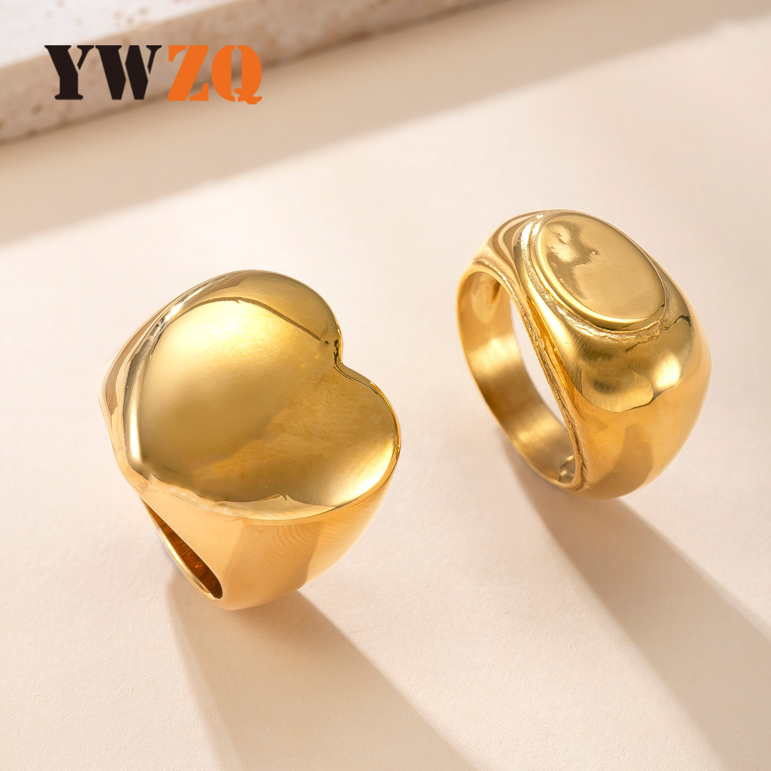 Anillo de acero inoxidable de estilo europeo y americano, anillo brillante de amor fundido, sentido de alta calidad femenino, joyería de acero de titanio dorado de 18k al por mayor