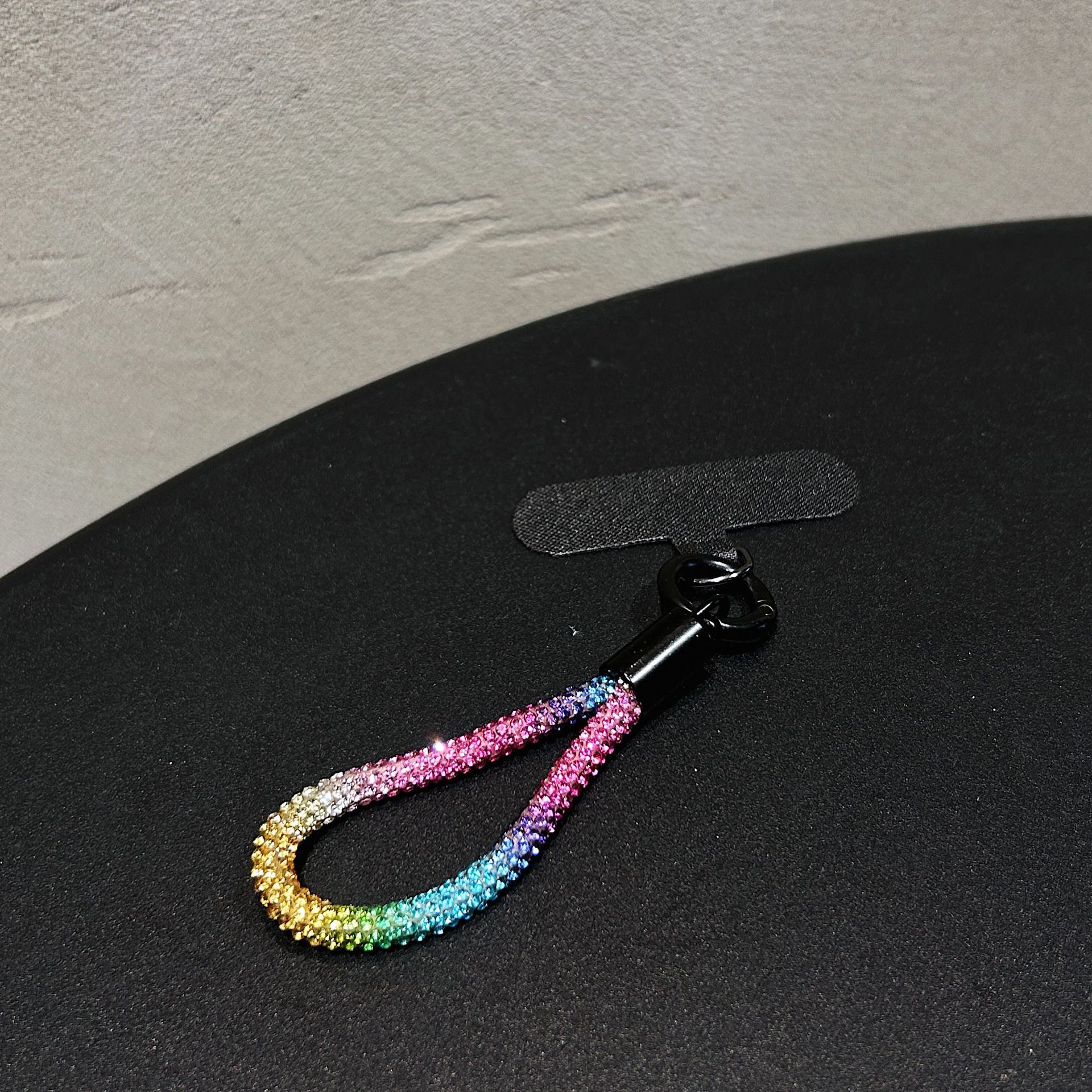 Colgante de diamante de alta sensación colorido perlas de diamante flash clip de teléfono móvil hebilla de metal resistente a la caída colgante de cadena corta resistente a la pérdida de cuello