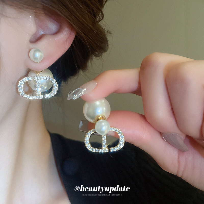 Pendientes de perlas con letras de aguja plateada de oro real Pendientes de dos accesorios para mujer Pendientes de temperamento de moda Lujo ligero Sentido de alta gama