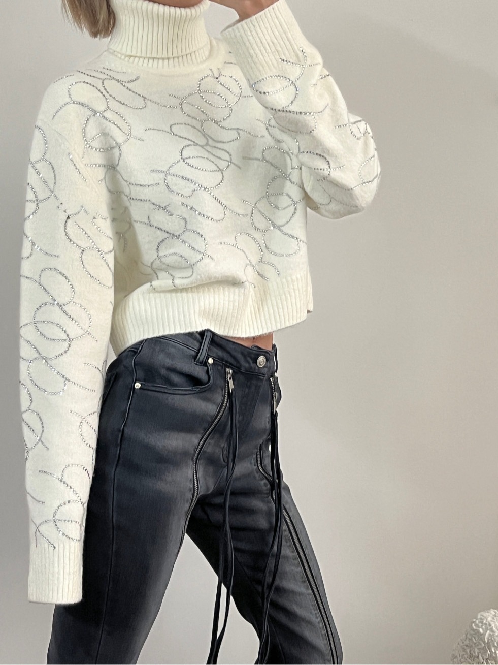 Hermoso top corto con cuello alto, suéter casual tipo pullover, estilo francés de lujo ligero, top con diseño de letras de diamantes de imitación inspirado en Chanel.