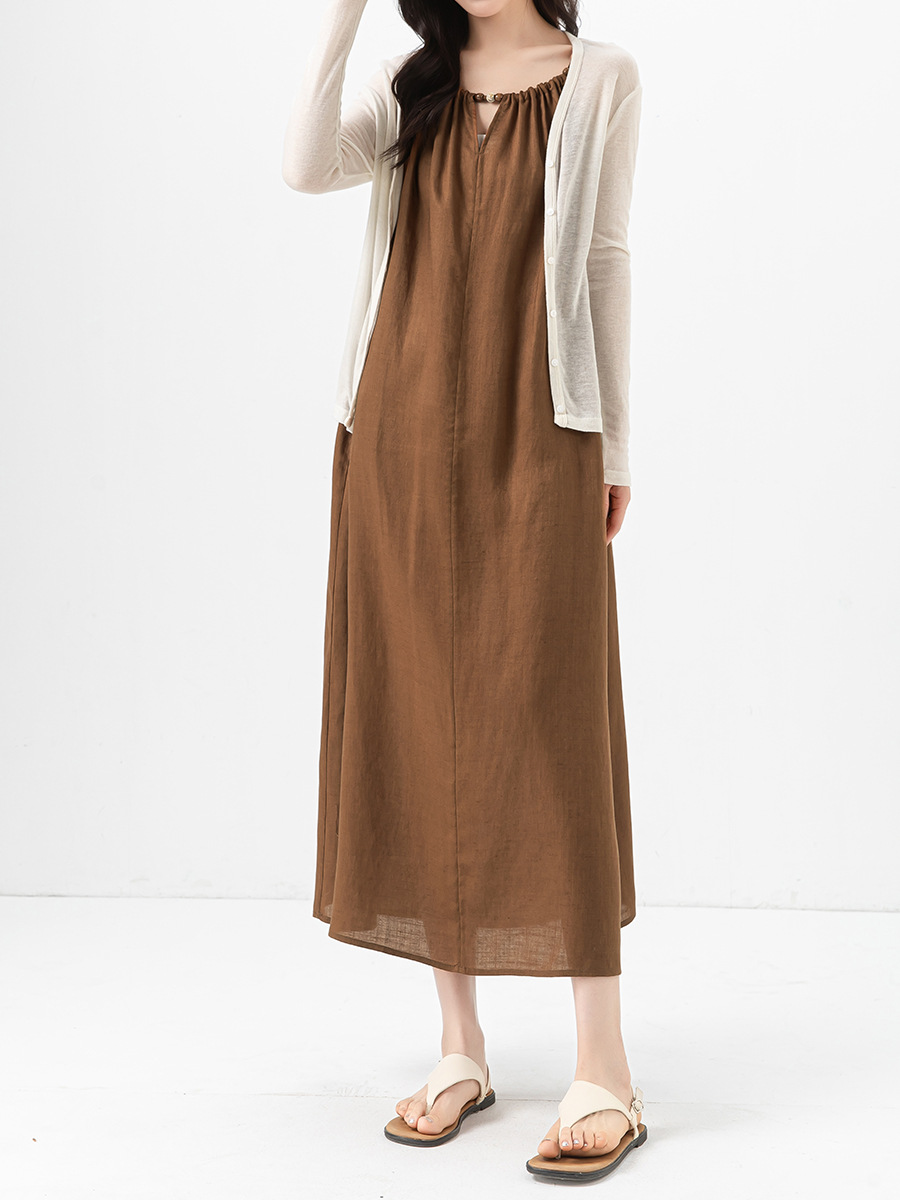 Váy maxi hai dây đính cườm phong cách nghỉ dưỡng, dáng chữ A rộng rãi, chất Tencel phối sợi gai mỏng mùa hè — Màu caramel