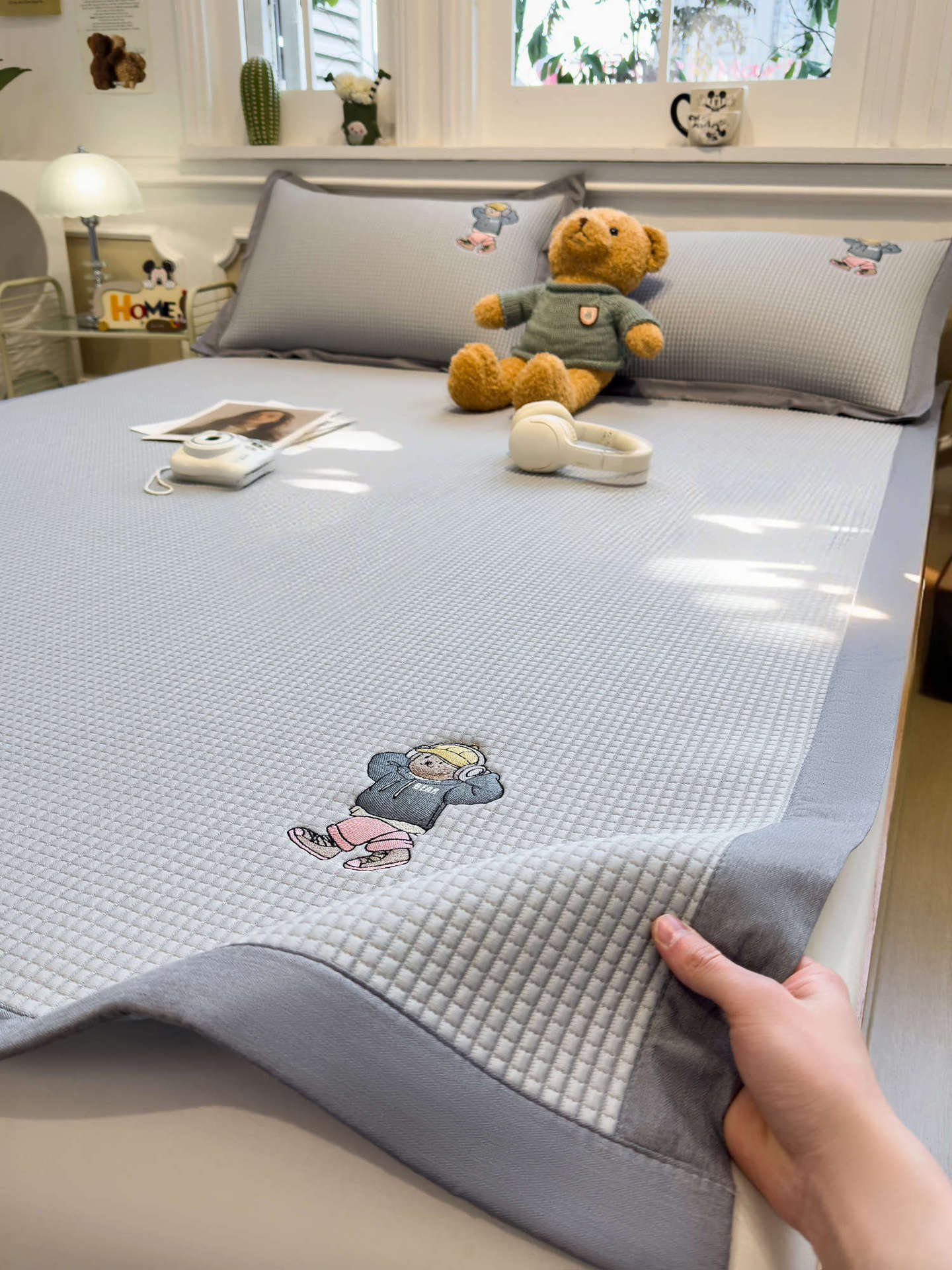 Cartoon Waffle Cool Sensation Doudou Set Aire acondicionado Set suave Set de seda de hielo Set de tres piezas de verano 2025