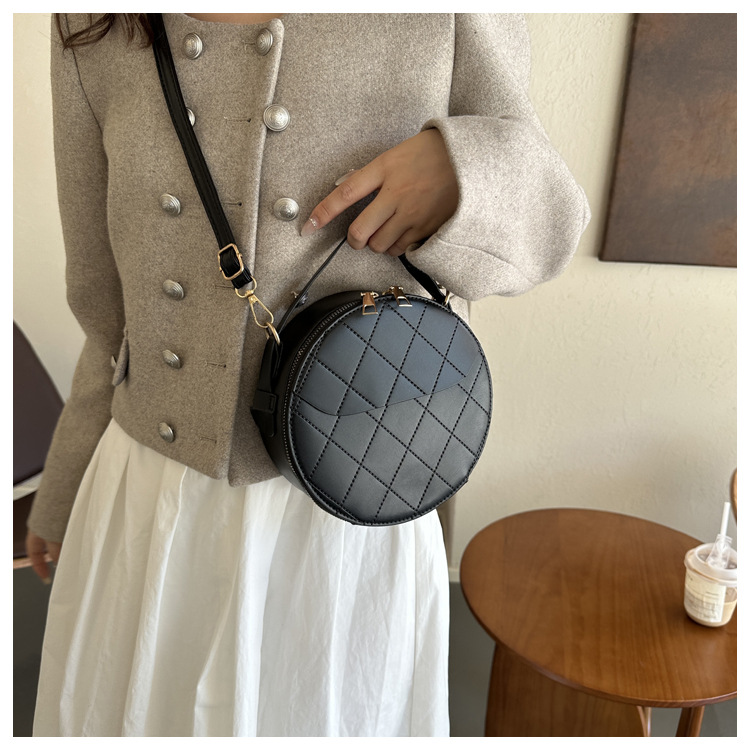 Femmes Petit Faux Cuir Couleur Unie De Base Couvercle Rabattable Cercle Sac display picture 9