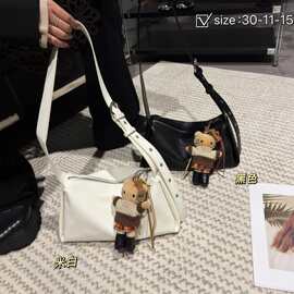 极简风波士顿枕头包女2026新款百搭休闲通勤包大容量斜挎包饺子包