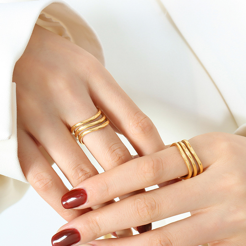 Europa y América de alta gama de moda de acero de titanio chapado en oro de 18K No se desvanece personalidad de la moda de lujo ligero todo-Partido anillo de joyería femenina al por mayor