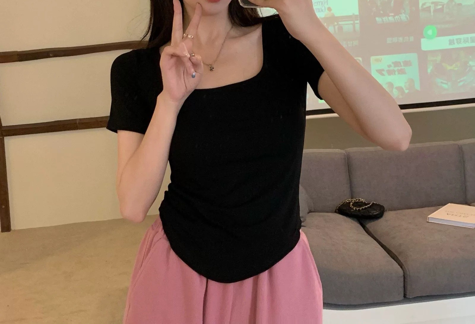 Pure desire niche white short sleeved t-shirt for women in summer 2024, new style with front shoulders to cover the_voghion.com