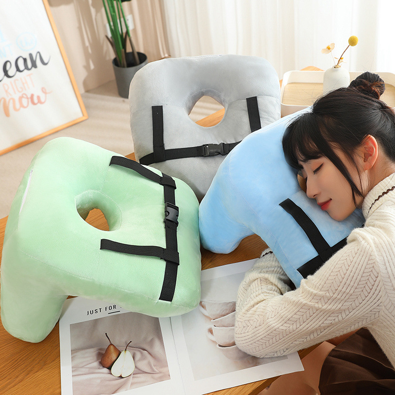 Pillow at lunchtime for sleep for elementary school students