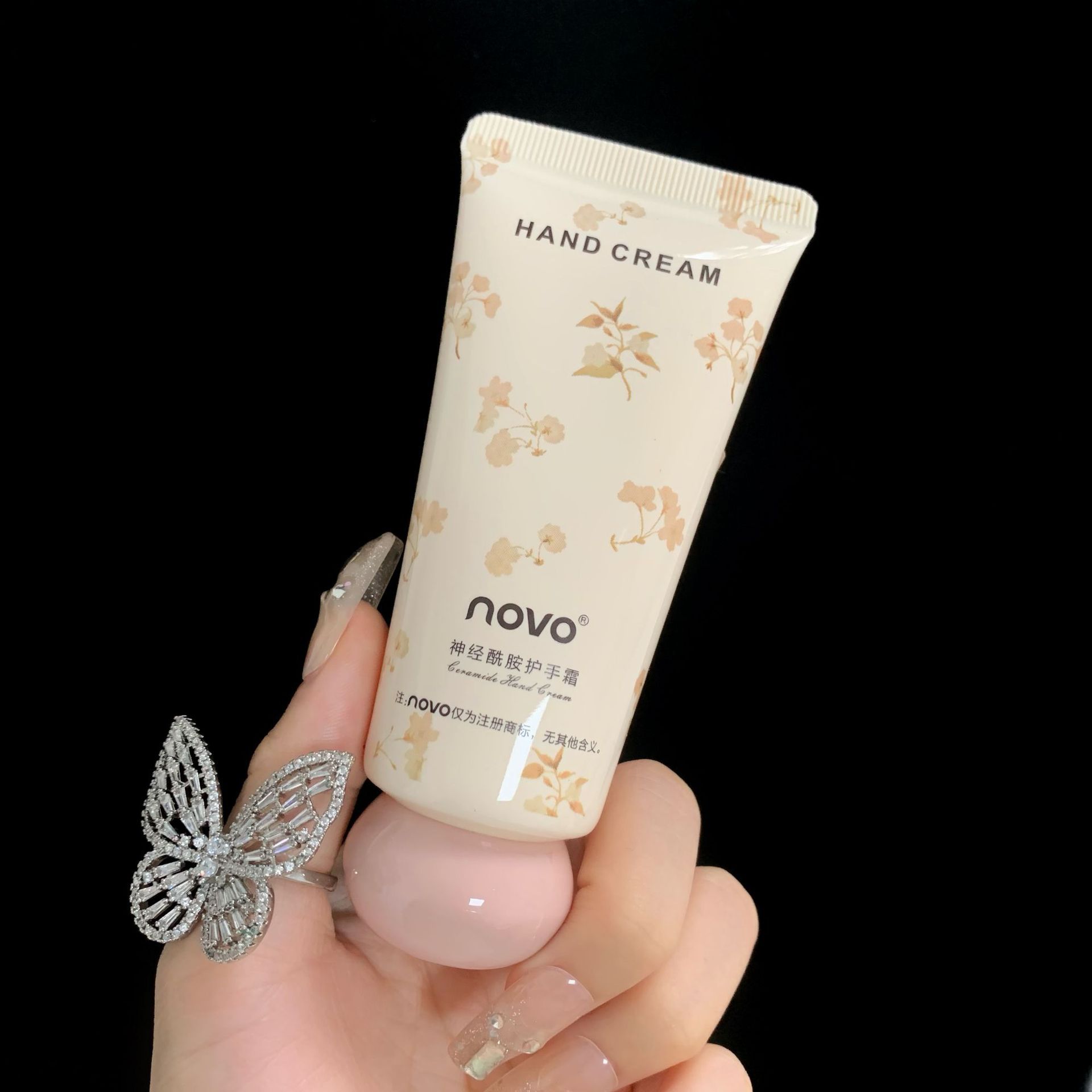 NOVO hand cream is naturally moisturizing, hydrating and hydrating. It is refreshing and non-greasy in autumn and winter. It is small, portable and affordable for students undefined