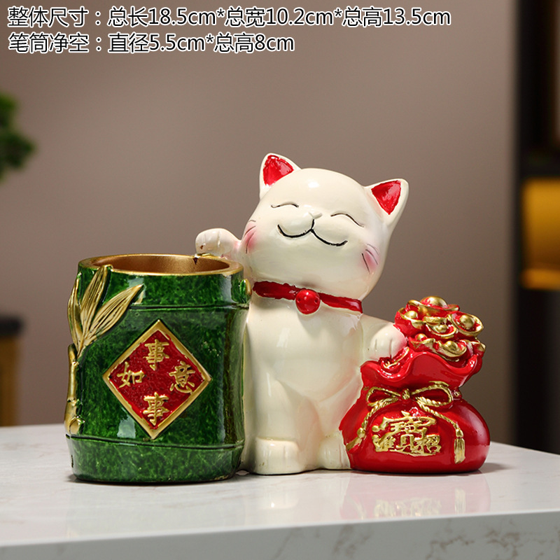 행운의 고양이가 펜홀더를 솟아오르고 있어요