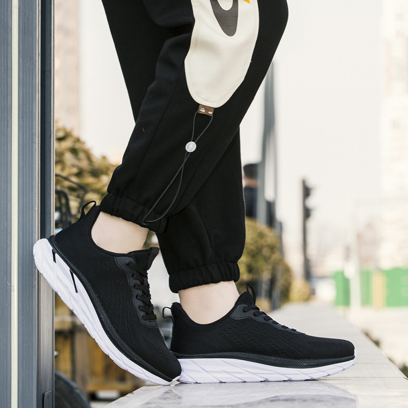 Zapatos deportivos voladores de suela suave transpirables de gran tamaño Moda primavera y verano nuevos zapatos blancos casuales de punta redonda para hombres con cordones