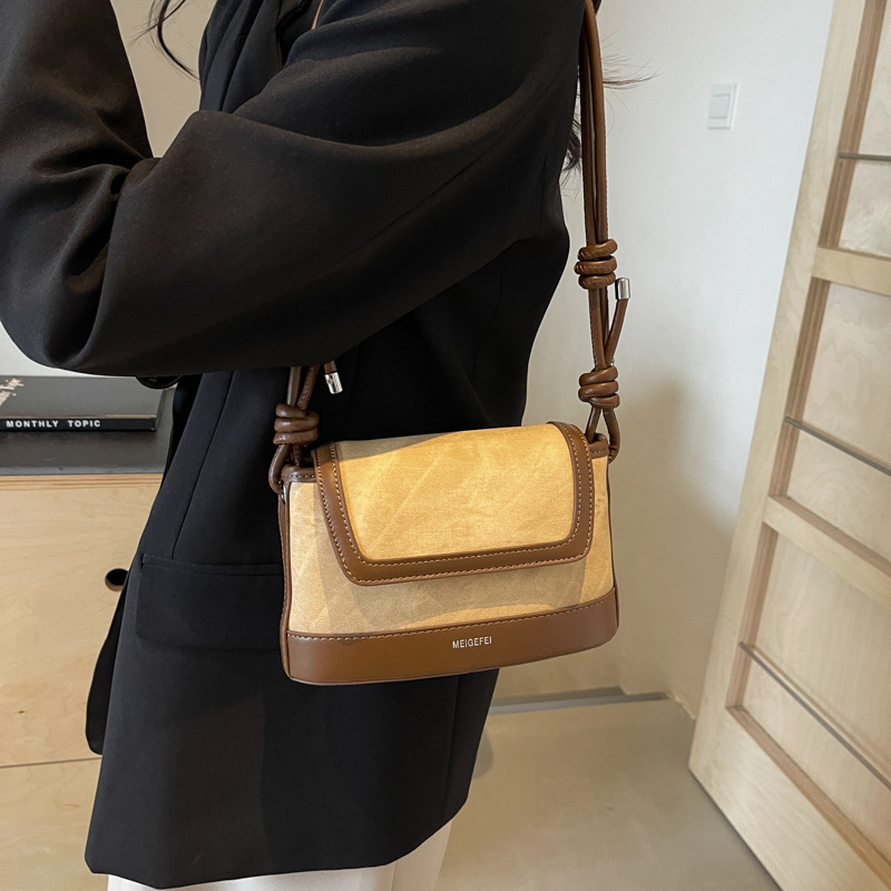 Nicho Zhong bolso de diseño de color para mujeres 2024 nueva moda exterior versátil bolso pequeño cuadrado de alta calidad retro mochila