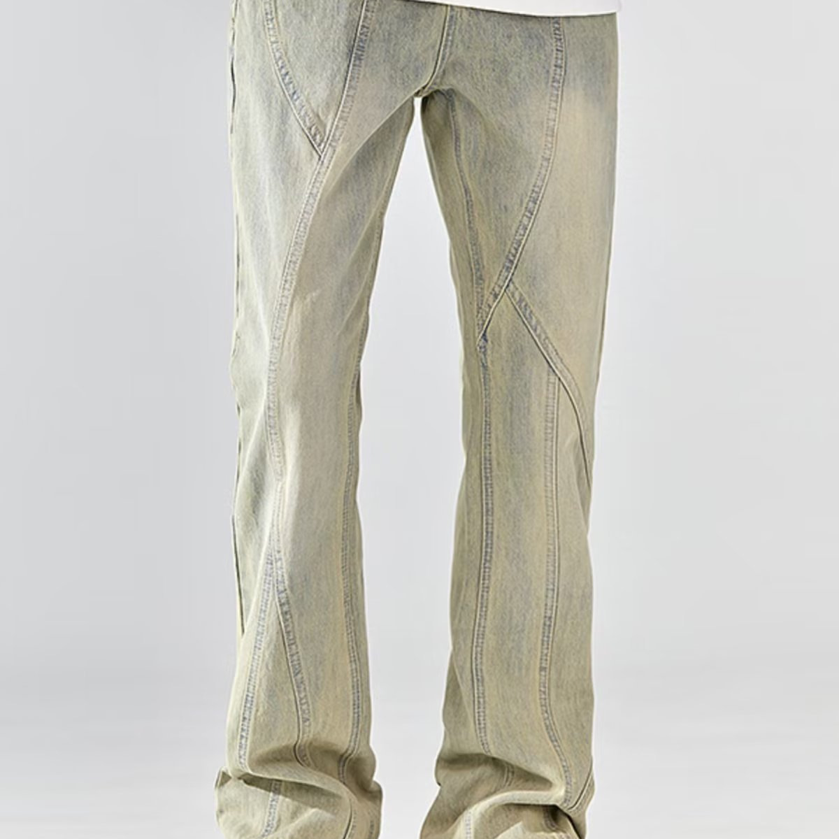 Vaqueros teñidos de barro amarillo lavados y desgastados de la calle principal americana