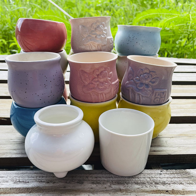 특별히 제작된 화분 중 하나가 무작위로 배포됩니다.