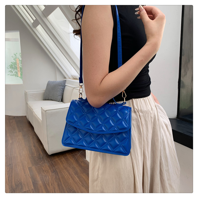 Femmes Petit Faux Cuir Couleur Unie Élégant Style Classique Carré Couvercle Rabattable Sac D'épaule Sac À Main Sac Bandoulière display picture 2