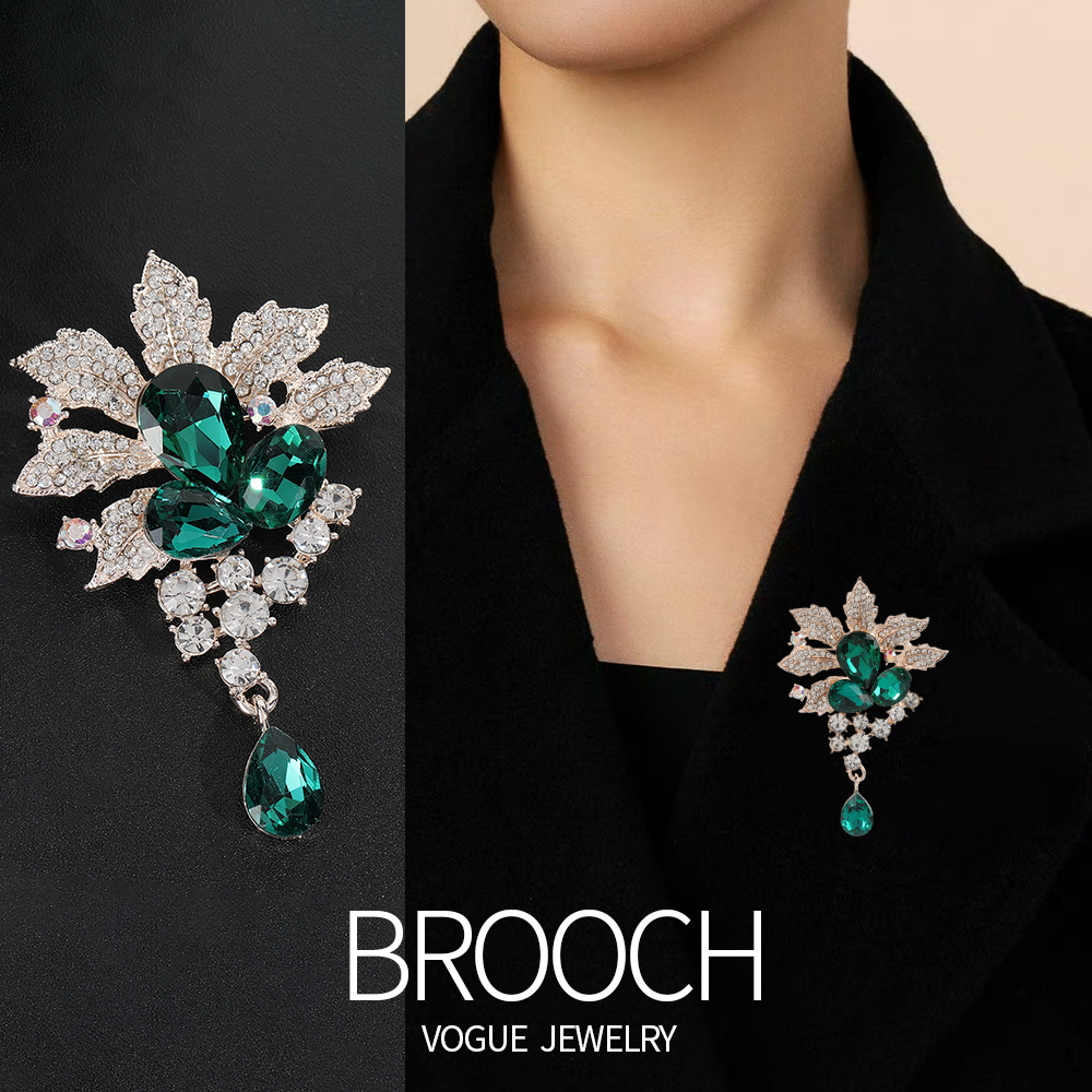 High-Luxury Style Brooch European and American High-End Green Diamond Women's Anti-Exposure Brooch Exquisite Suit Dress Versatile Accessories Corsage