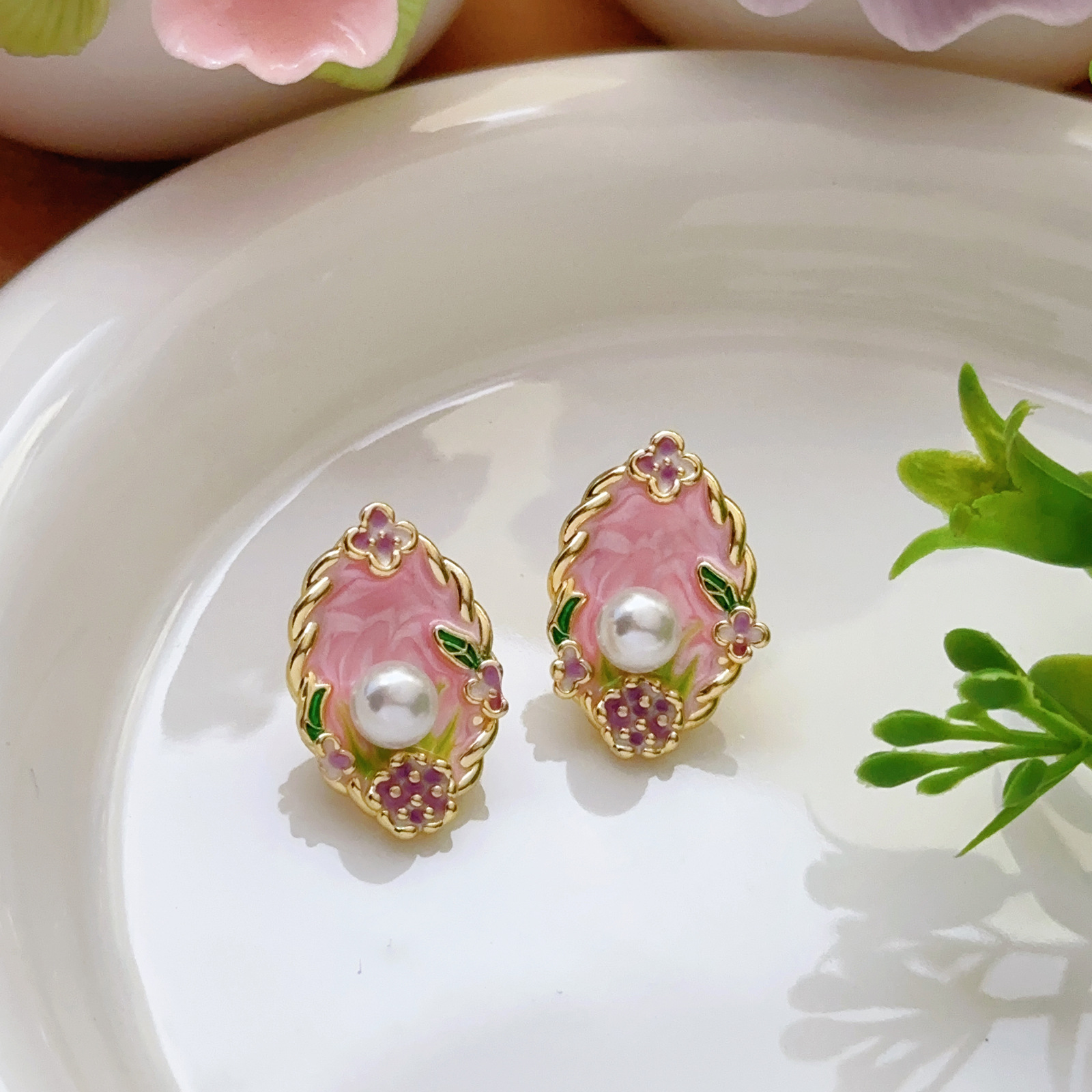 Pendientes de perlas Zhuji, temperamento blanco francés, pendientes antiguos, desplazamientos diarios, lujo ligero, joyería de orejas de alta gama al por mayor