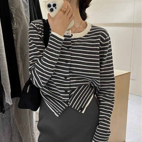 French-style small Shanghainese striped knit cardigan coat for women 2025 early autumn new small figure outerwear long-sleeved top