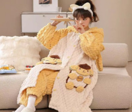 Internet celebridad nuevo Otoño e Invierno coral polar pareja Pacha fresa oso camisón traje largo engrosada entrega de apoyo