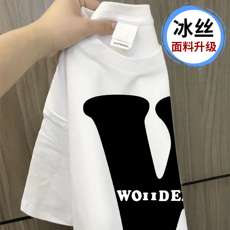 En el verano de 2023, los hombres guapos y de moda usan camisetas de manga corta de moda para hombres.