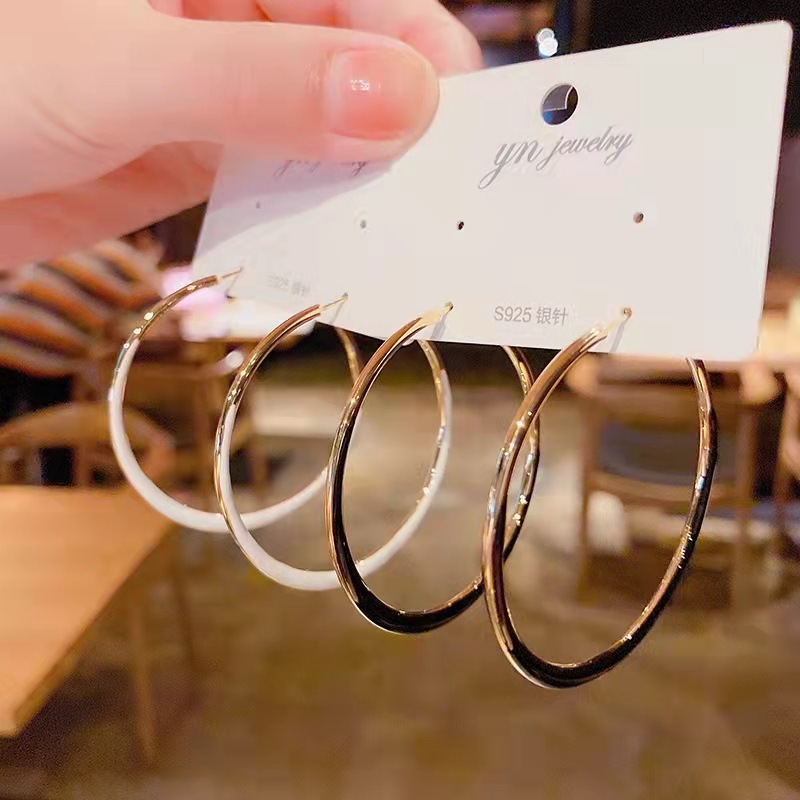Universal fashionable white earrings