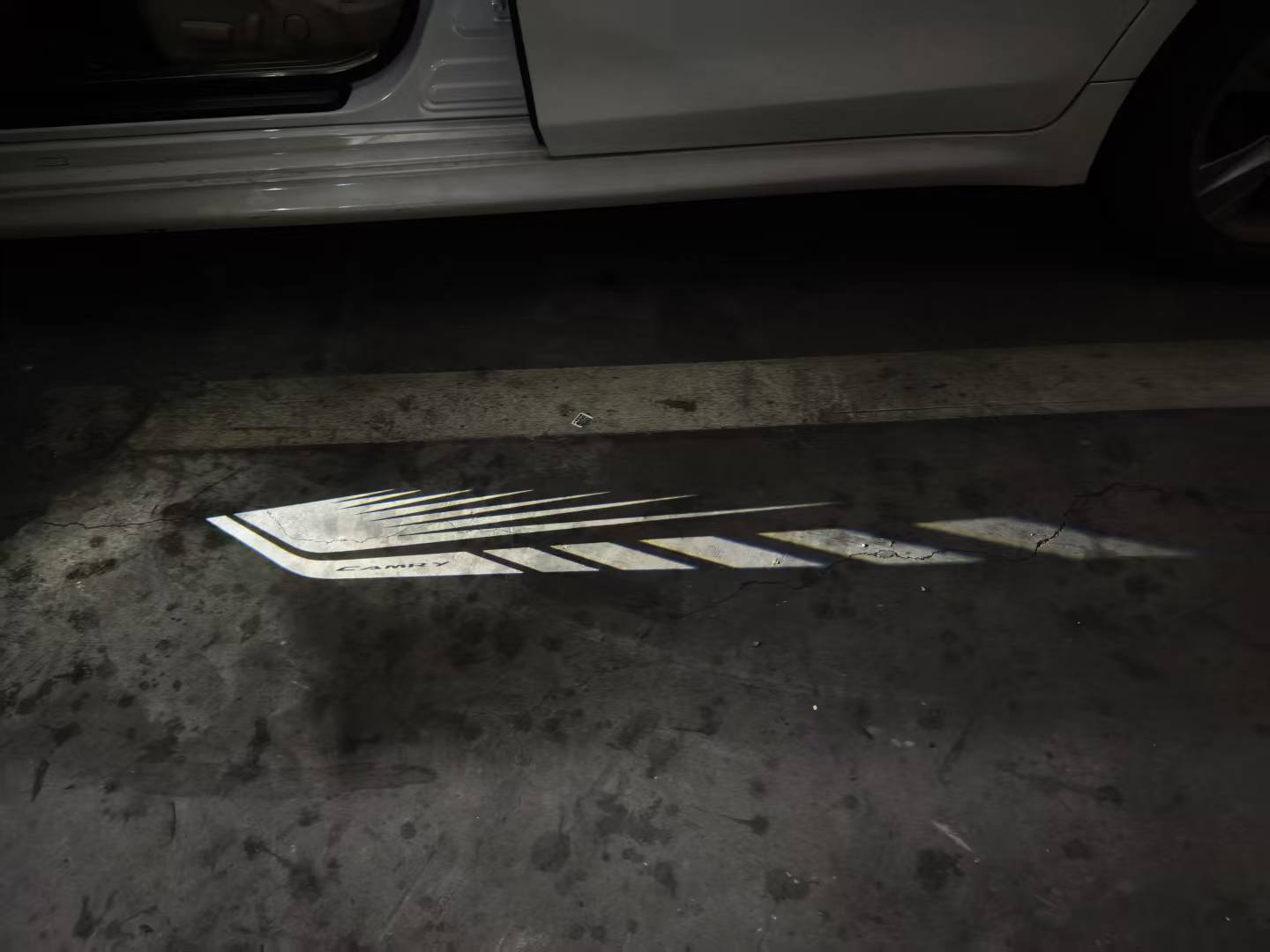 Aplicable a Toyota Camry Camry bienvenida lámpara de puerta de vidrio no se desvanece luz de piso de atmósfera