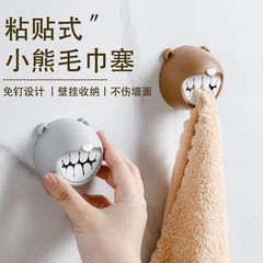 ベアーのタオルの収納棚の壁掛けの雑巾を拭きます。