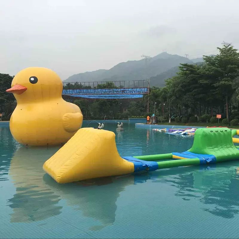 儿童卡通水上冲关游乐设施 可爱充气大黄鸭装饰模型 闭气PVC气模