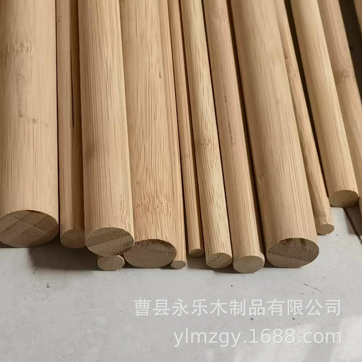 Истина цвета карбонизированного бамбукового дерева круглые стержни кошки и собаки лазают на бамбуковую палку