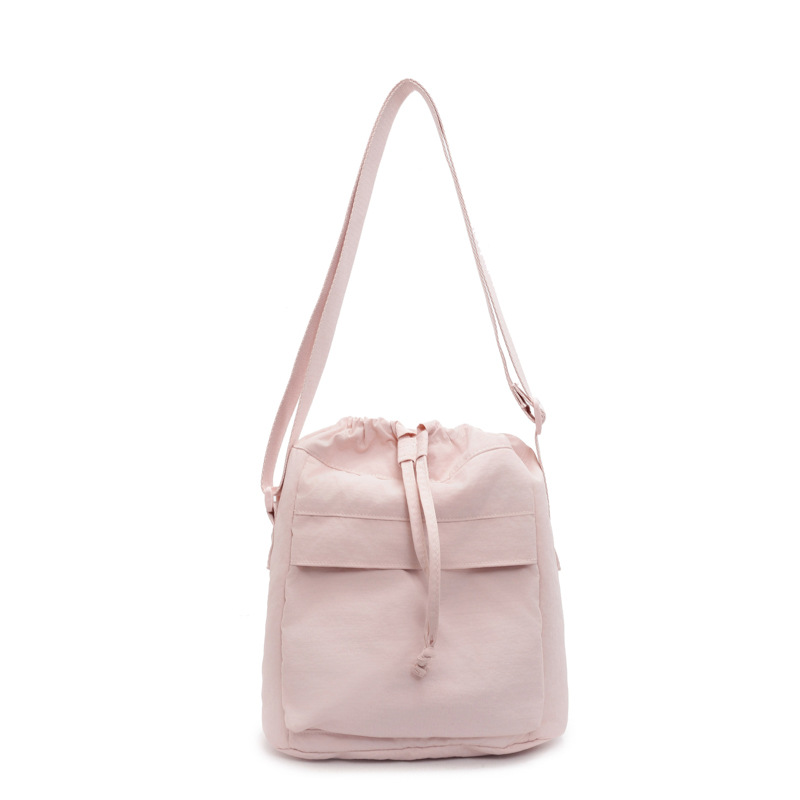 Bolsa de cubo de tela de nylon para damas 2025 nueva bolsa de hombro simple casual de estilo universal bolso de mochila de herramientas ligero