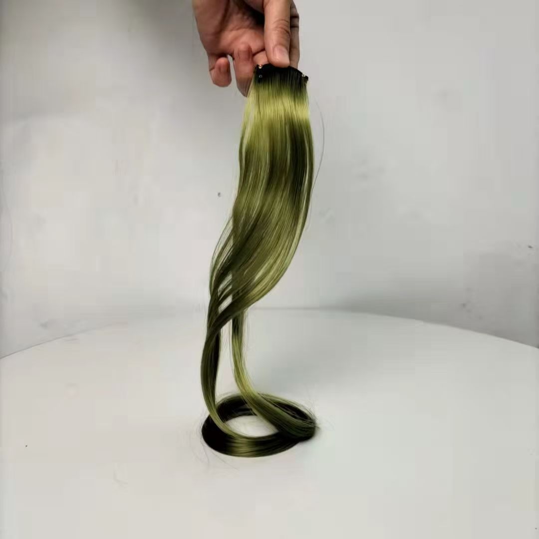 Grandes ondas colgando orejas teñidas con peluca, cabello real, cabello de color, orejas colgantes, cabello teñido, cabello largo femenino, una pieza