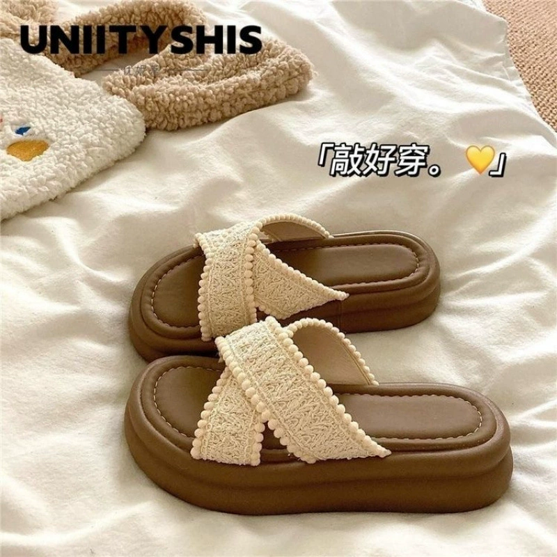 Сладкие тапочки для женщин для ношения на улице лето 2025 новые сандалии на платформе с толстой подошвой кросс-плоской подошвой для пляжа и отдыха на открытом воздухе