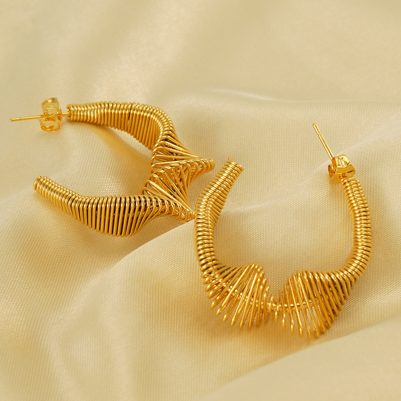 Nuevo transfronterizo europeo y americano de acero inoxidable de primavera pendientes de las mujeres hueco irregular diseño llano anillo pendientes en stock al por mayor