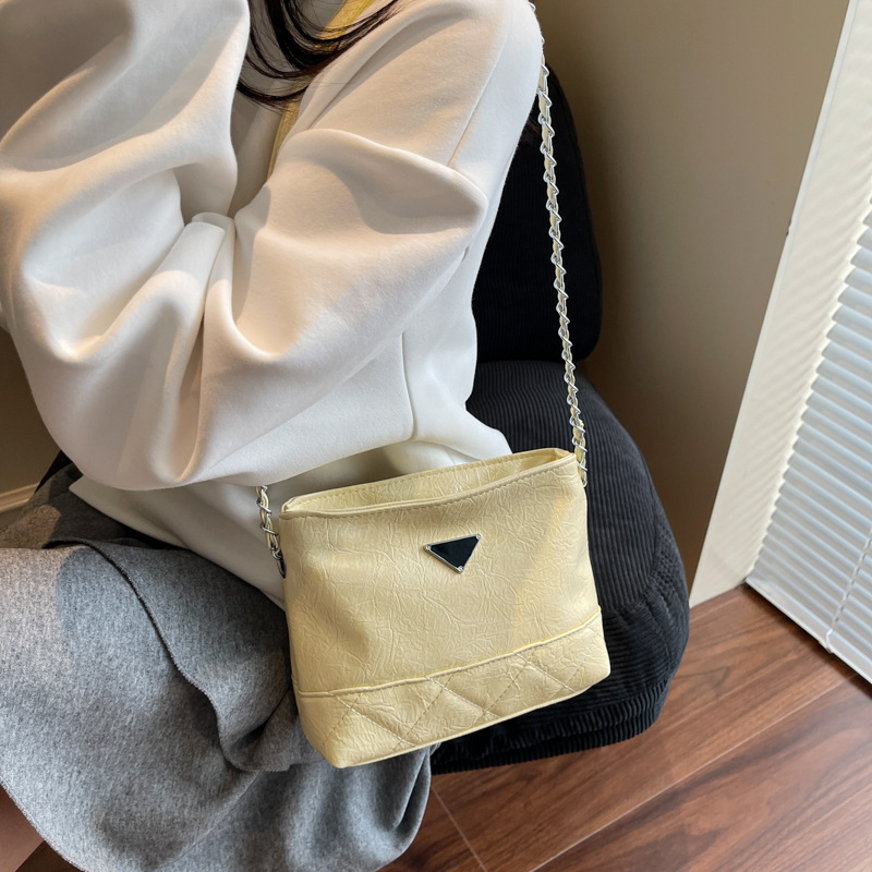 Bolsa de cadena de textura de alta calidad 2025 verano nuevo estilo bolso femenino moda patrón de agarre de mano bolso bandolera bordado con rombos