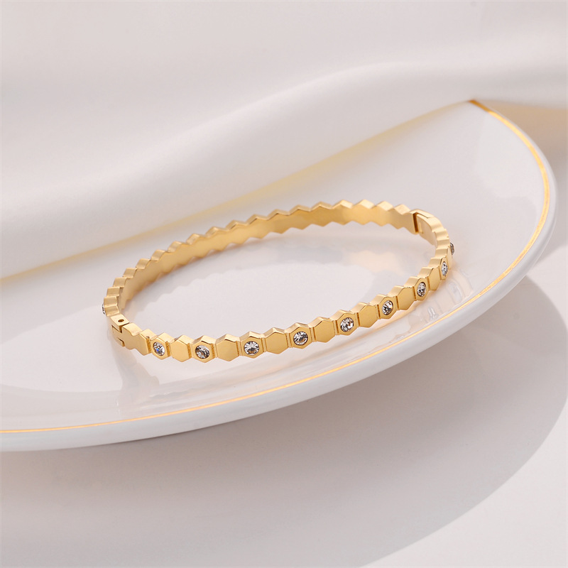 Pulsera de titanio y acero para mujer, diseño moderno y sencillo, pulsera de lujo que no se desvanece, venta al por mayor en stock.