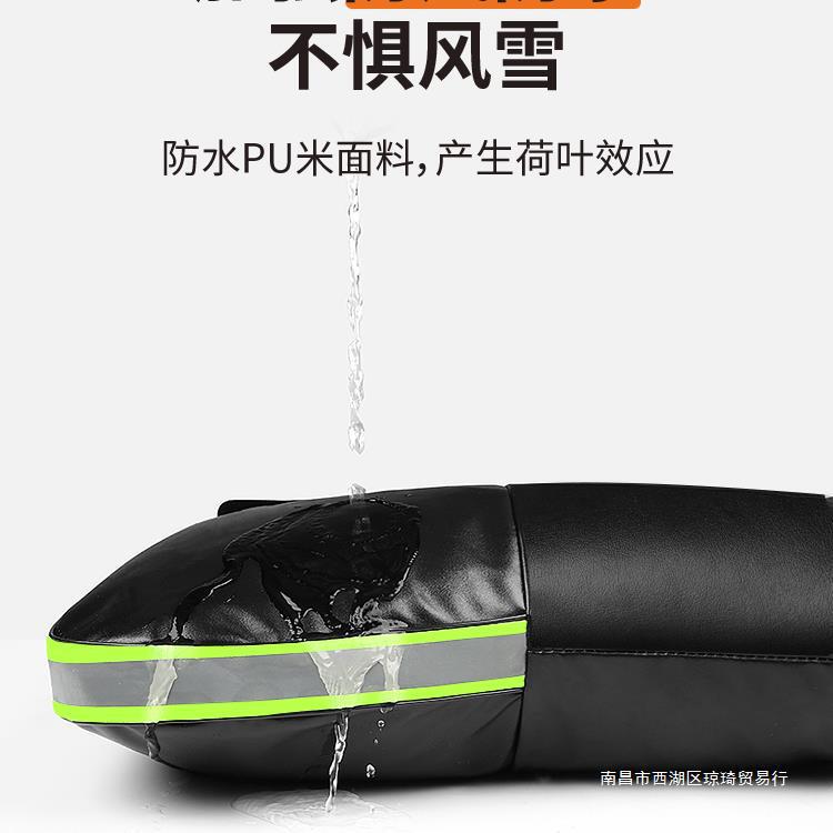 冬の電気自動車のオートバイは冬の保温手袋の防風水の3輪の電気自動車の保護の手の男女をかばっています。|undefined