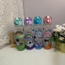 批发跨境太空人标准600ml磨砂中杯带杯带耐摔耐高温小熊盖水杯