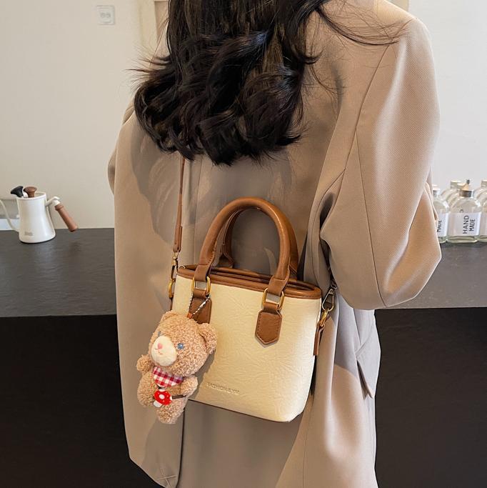 Bolsa de balde para mujeres 2024 nuevo retro versátil bolso de hombro portátil otoño-invierno súper caliente nicho de diseño de alta calidad bolso de mujer