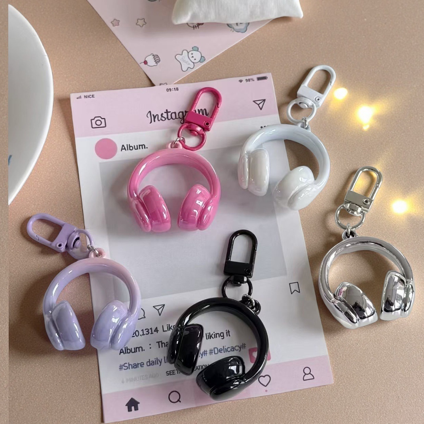 Sweet and Cool Stylish Acrylic Small Headphone Pendant Pendant DIY Mobile Phone Chain Keychain Pendant Student Backpack Pendant